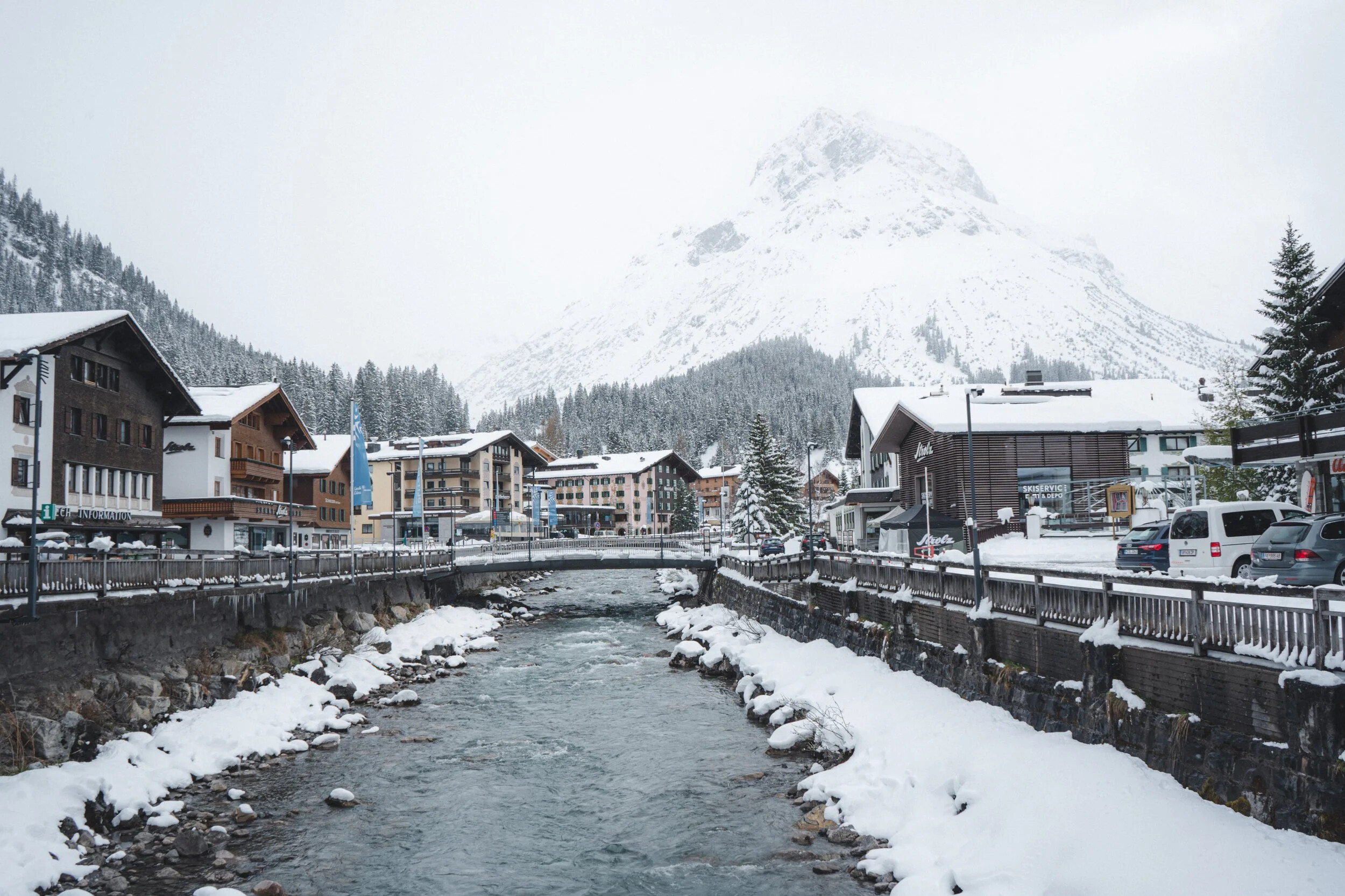 Centro de Lech junto ao rio, com a montanha nevada ao fundo