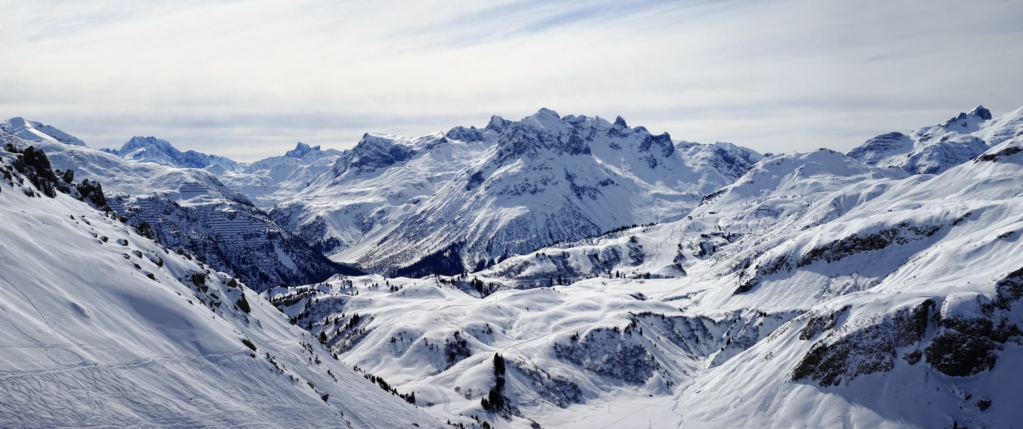 Panorama totalmente nevado das montanhas de Lech e Oberlech