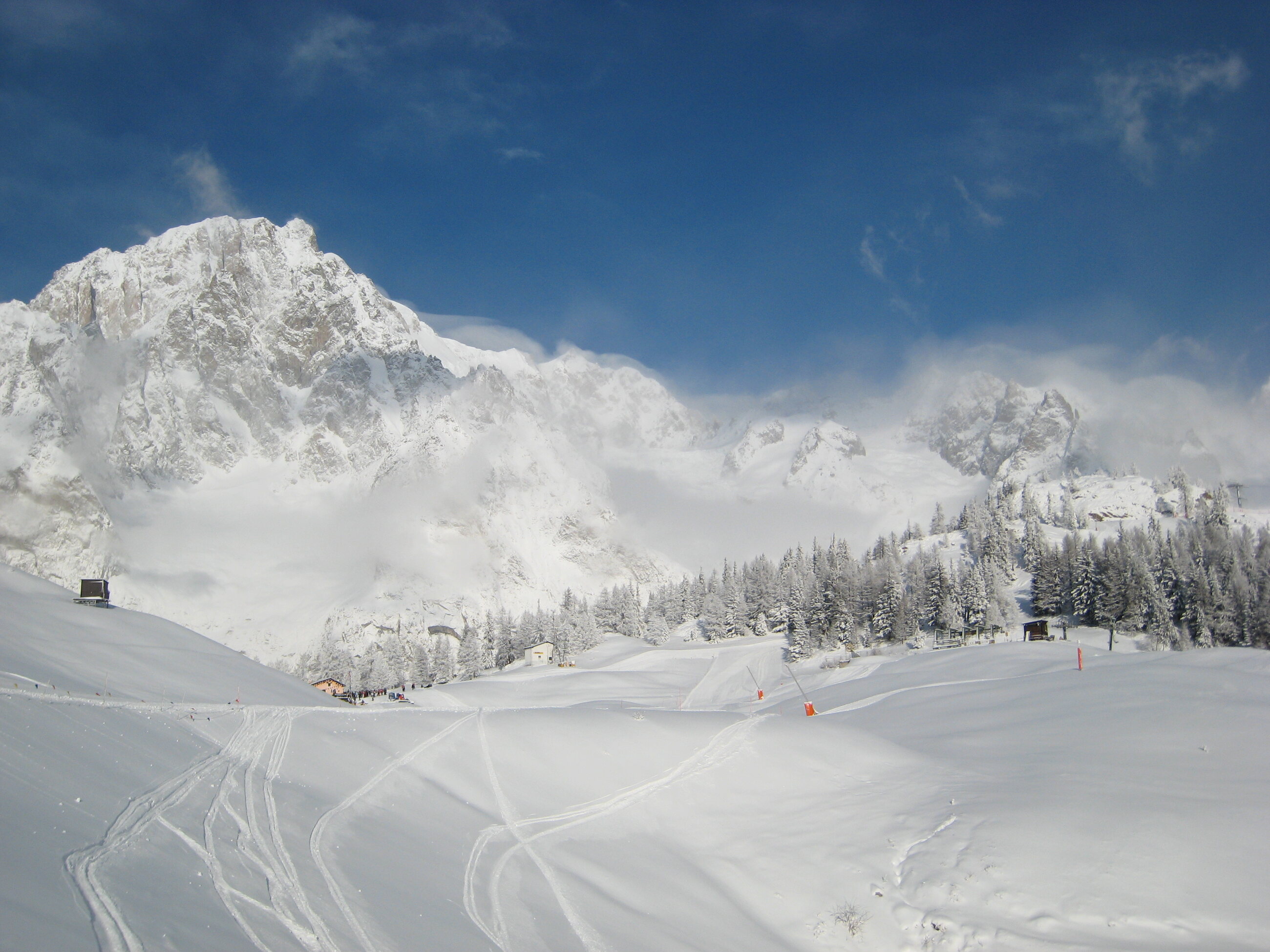 Montanhas e pistas nevadas em Courmayeur