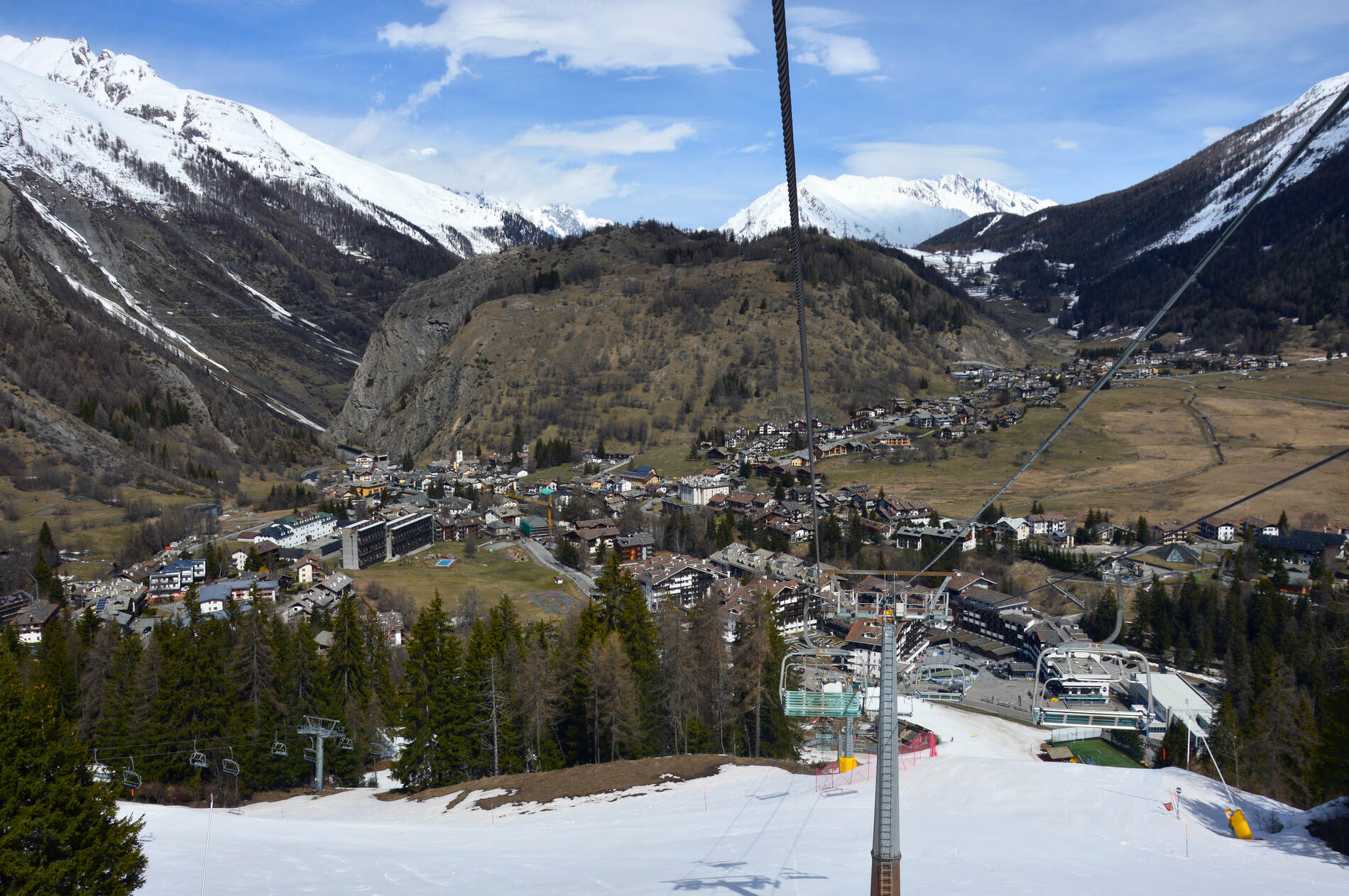 Vista de La Thuile e do vale no inverno