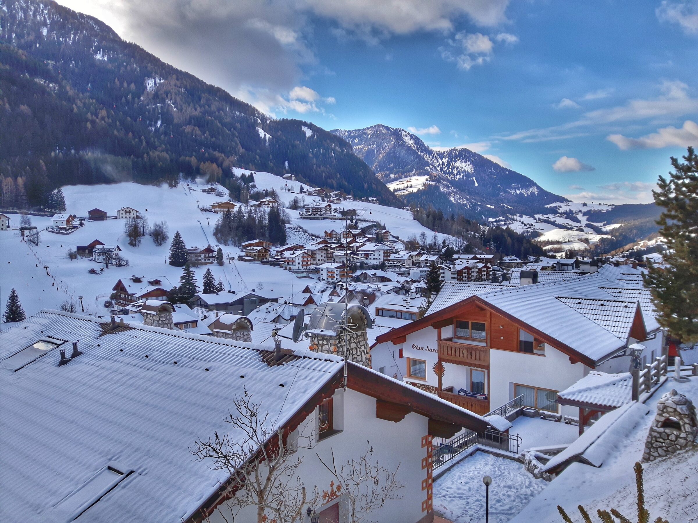 Vista panorâmica e nevada da vila de Ortisei, em Val Gardena