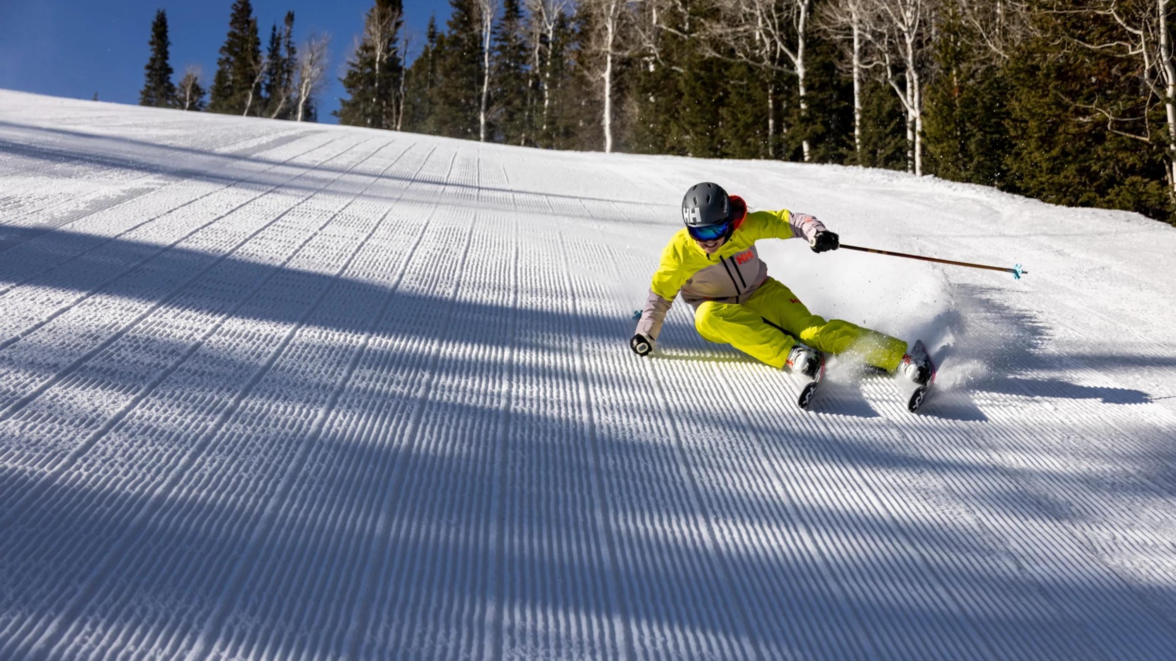 Esquiador fazendo carving no impecável grooming de Deer Valley