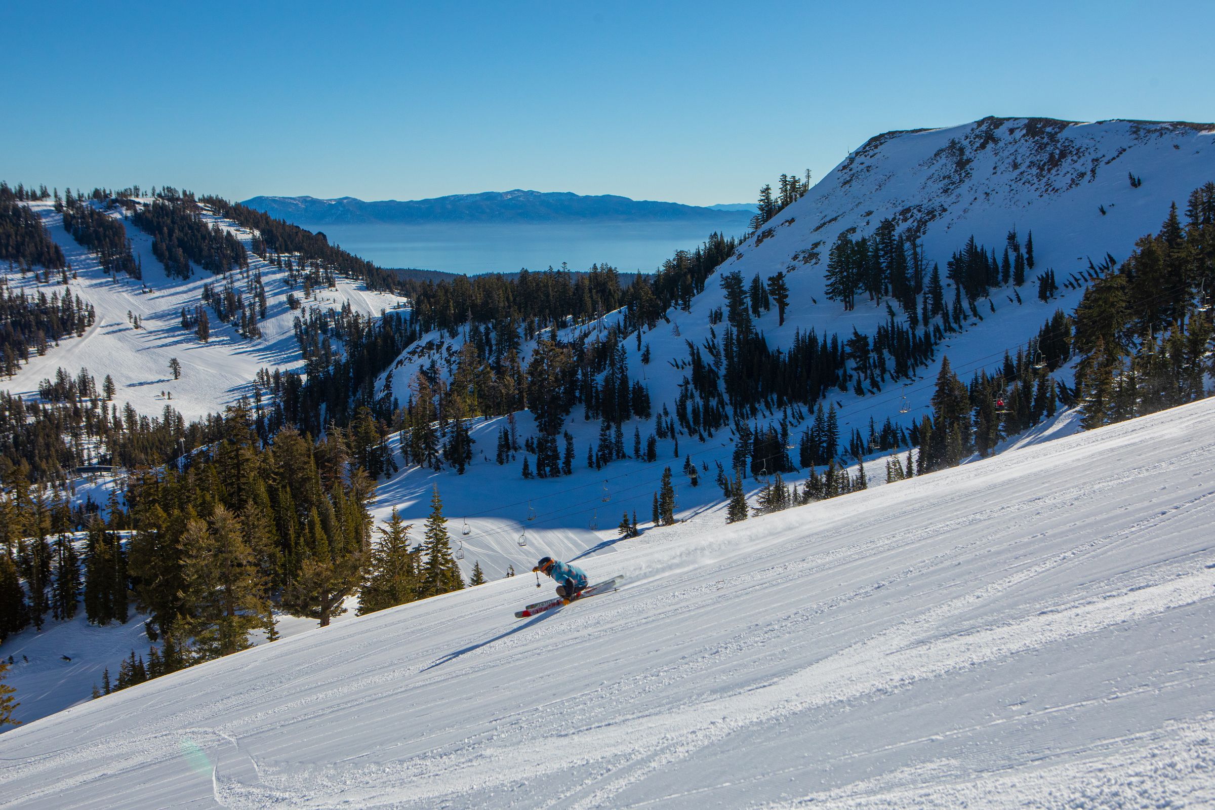 Terreno de ski e picos nevados da Sierra em Palisades Tahoe